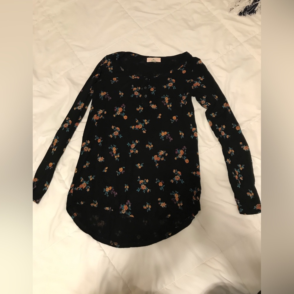 Pink Republic floral top, very flattering. Small. D